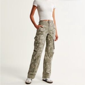 Abercrombie & Fitch Relaxed Cargo Pant Curve Love in Green Camo Size 27